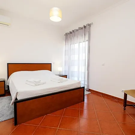 C24 - Sandy Way 3 Bed In Apartment *