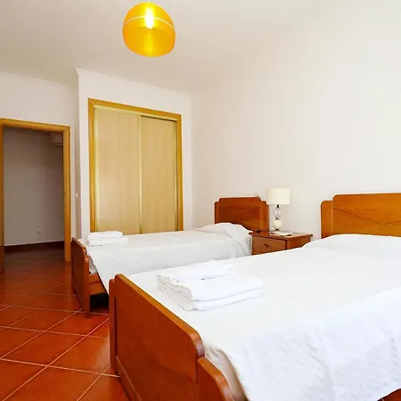 C24 - Sandy Way 3 Bed In Apartment *