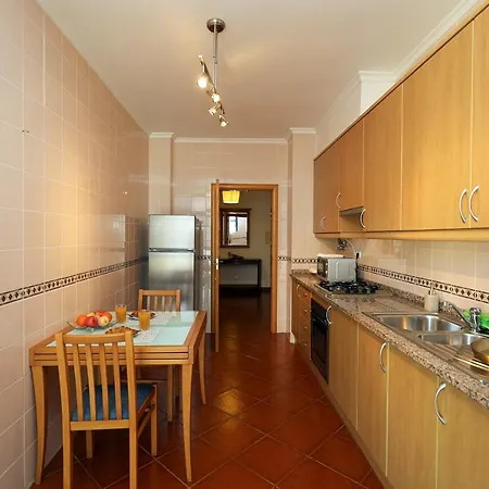 C24 - Sandy Way 3 Bed In Apartment *